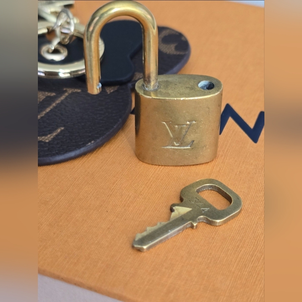 💛Louis Vuitton Gold Lock & Key Set💛 - Picture 5 of 12